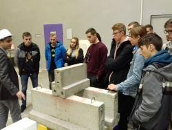 Uczniowie kl. III AT podczas zajęć w  Laboratorium Badań Wytrzymałości Materiałów.
